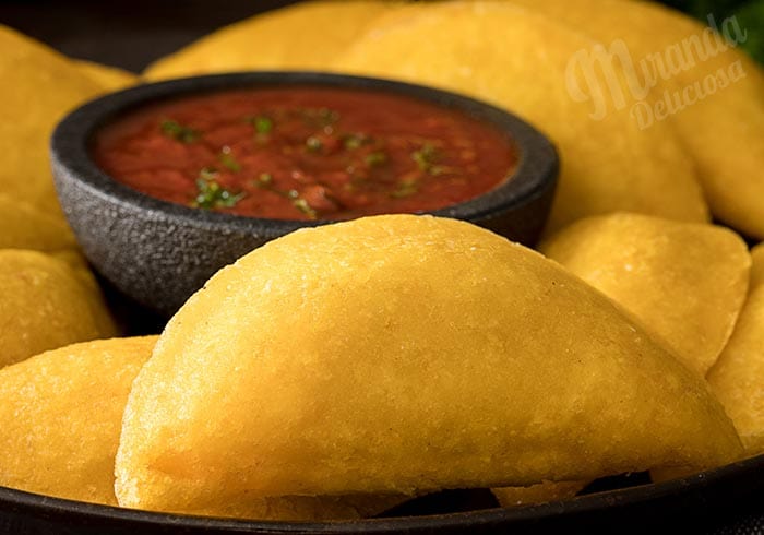 Las tradicionales empanadas colombianas, están listas para tu desayuno dominguero acompañadas por una refrescante malta polar.  Tenemos presentaciones de queso, carne y pollo.  Estan hechas de masa de maiz y con el guiso clásico colombiano.