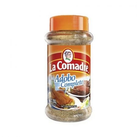 Adobo La Comadre tiene como característica principal una mezcla de sabores que dejan una exquisita sensación en el paladar. El adobo La Comadre tiene vitaminas, minerales y antioxidantes que ayudan a mantener nuestro cuerpo saludable.  El adobo conservado en frascos tiene una duración más larga que el almacenado en sobres. Aunque el adobo se utiliza más para preparar carnes, si se utiliza en el pescado le da un sabor diferente y delicioso.