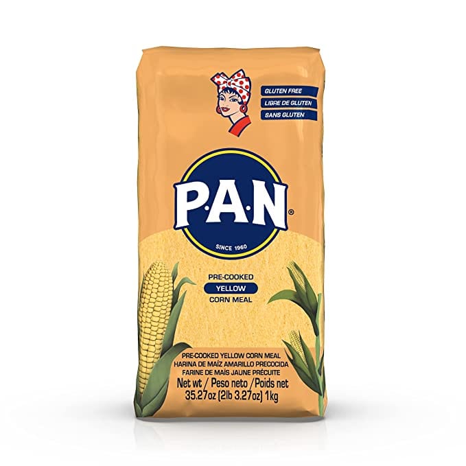 Harina Amarilla de Maíz Precocida P.A.N. ideal para preparar arepas, hallacas, tamales y empanadas. Infaltable en el hogar Venezolano. Presentación de 1kg (3.3 oz) Ingredientes: Harina de maíz amarillo precocida enriquecida (niacina, hierro, riboflavina, tiamina y ácido fólico). Puede contener trazas de soya.